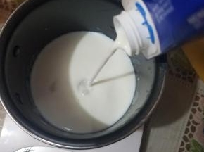 然后加入全部牛奶。