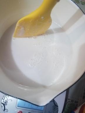 再把加了吉利丁粉的牛奶倒入椰浆内。