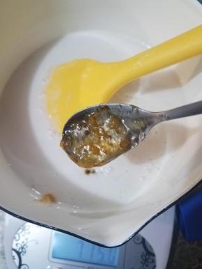 再加入2勺桂花糖浆。