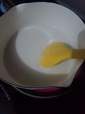 小火加热搅拌至吉利丁粉，白糖跟桂花糖浆完全融化，60度关火（刚起小泡）。