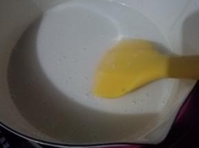 小火加热搅拌至吉利丁粉，白糖跟桂花糖浆完全融化，60度关火（刚起小泡）。