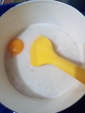 放凉后逐个加入蛋黄搅拌均匀。