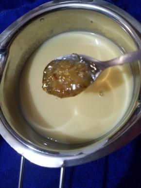 过筛后，桂花就会被沥出，但是没有关系，加热后，淡淡的桂花味已经融入到蛋挞液内，不过为了好看可以在这个时候再加入一勺桂花糖浆慢慢搅拌均匀。