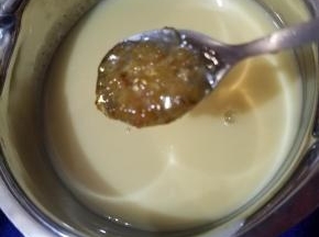 过筛后，桂花就会被沥出，但是没有关系，加热后，淡淡的桂花味已经融入到蛋挞液内，不过为了好看可以在这个时候再加入一勺桂花糖浆慢慢搅拌均匀。