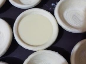 提前取出冷冻的挞皮，在烤盘内摆好，有时间最好缓冻一下。