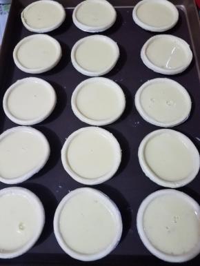 注入蛋挞皮，差不多九分满，这个时候记得烤箱预热。