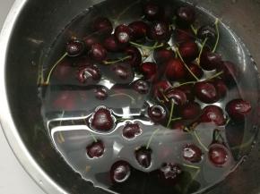 车厘子盐水浸泡洗净