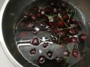 车厘子盐水浸泡洗净