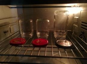 准备干净的玻璃瓶，烤箱上下火100度消毒10分钟