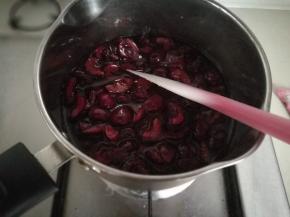 将果汁和果料一起倒入无油无水的不锈钢厚底奶锅