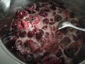 大火煮开，不断去浮沫，约10分钟后，改小火煮，不时搅拌以防粘底。