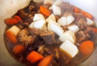 山药放入锅里烧制5分钟左右。