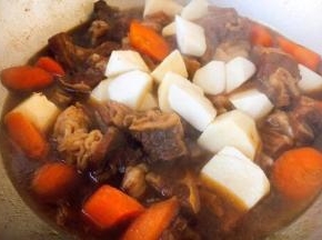 山药放入锅里烧制5分钟左右。