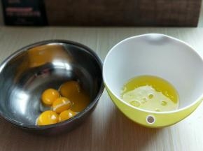 蛋黄和蛋清，分别再无油无水的容器里