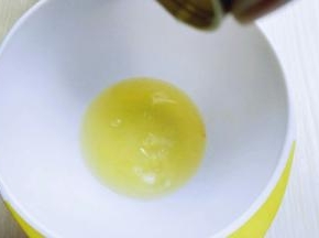 蛋白打发，往蛋白里加入柠檬汁(白醋也可以)