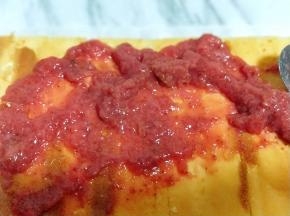 涂抹上自制草莓酱。