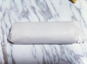 卷的时候可以借助擀面杖，卷油纸向后卷，蛋糕顺势往前面卷，这样不容易开裂。卷好后定型半小时。