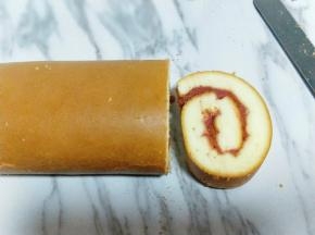 用锯齿刀把蛋糕切成自己想要的形状，切蛋糕时一定要像锯木头一样，轻轻的来回拉动，用力要轻，每切好一块蛋糕后要把刀擦干净，再切下一刀。