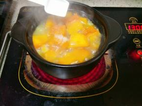 南瓜软烂的时候加入盐、味精调味