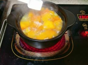 南瓜软烂的时候加入盐、味精调味
