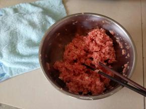 把猪肉里面加入盐，白糖，鲜鸡粉，鲜鸡汁，搅拌均匀。