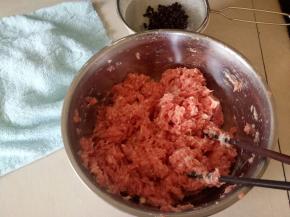 得分多次加入花椒水搅拌上劲。