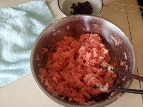 得分多次加入花椒水搅拌上劲。