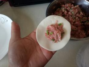 饺子皮上放上馅料