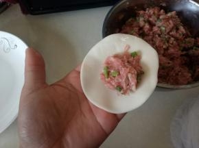 饺子皮上放上馅料