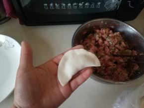 对叠捏紧，呈半圆状。