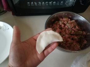 对叠捏紧，呈半圆状。