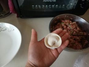 再把两头交接，形成一个元宝状。