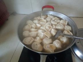 再放入加过盐，生抽的锅中煮熟。