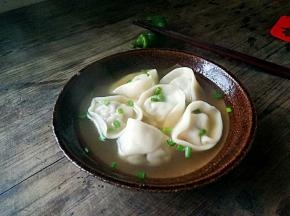 滴入几滴香油，再加入少许葱花开吃吧！