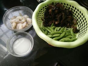 准备好材料并处理好，淀粉用适量水化开备用。虾仁用料酒和盐腌好。