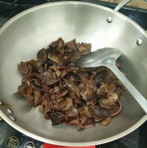 木耳放入锅里，慢慢炒干水分，盛出备用。(不用放油)