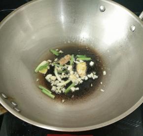 热锅凉油下葱姜蒜，煸出香味。