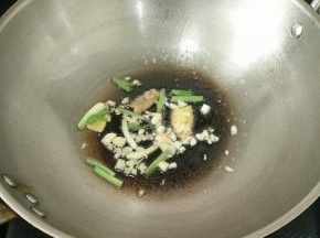 热锅凉油下葱姜蒜，煸出香味。