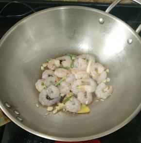 倒入虾仁。