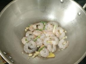 倒入虾仁。