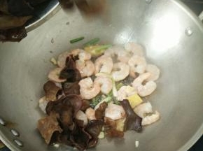 煎至微微变色，倒入木耳。