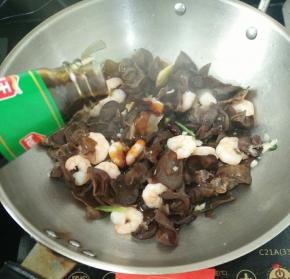 快速翻炒均匀后加入适量耗油。