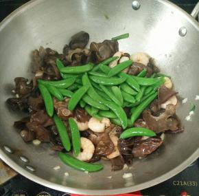 继续翻炒均匀后加入荷兰豆，加少许盐调味。