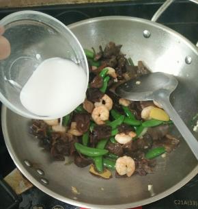 最后加入适量水淀粉，快速翻炒均匀出锅。