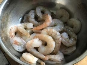 虾仁选择鲜虾，去壳，去虾线后洗净，放一小勺料酒搅匀静置5分钟