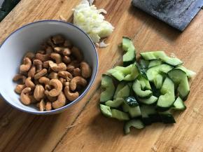 准备配件，腰果若干，黄瓜去芯切块如图，可以再额外加些西芹和胡萝卜，家里人不太喜欢吃其他两样，所以没有放