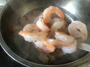 虾仁焯水捞出备用