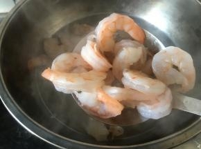 虾仁焯水捞出备用