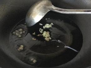 锅放油，放姜末炒香
