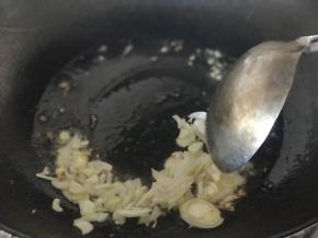 放葱花炒香